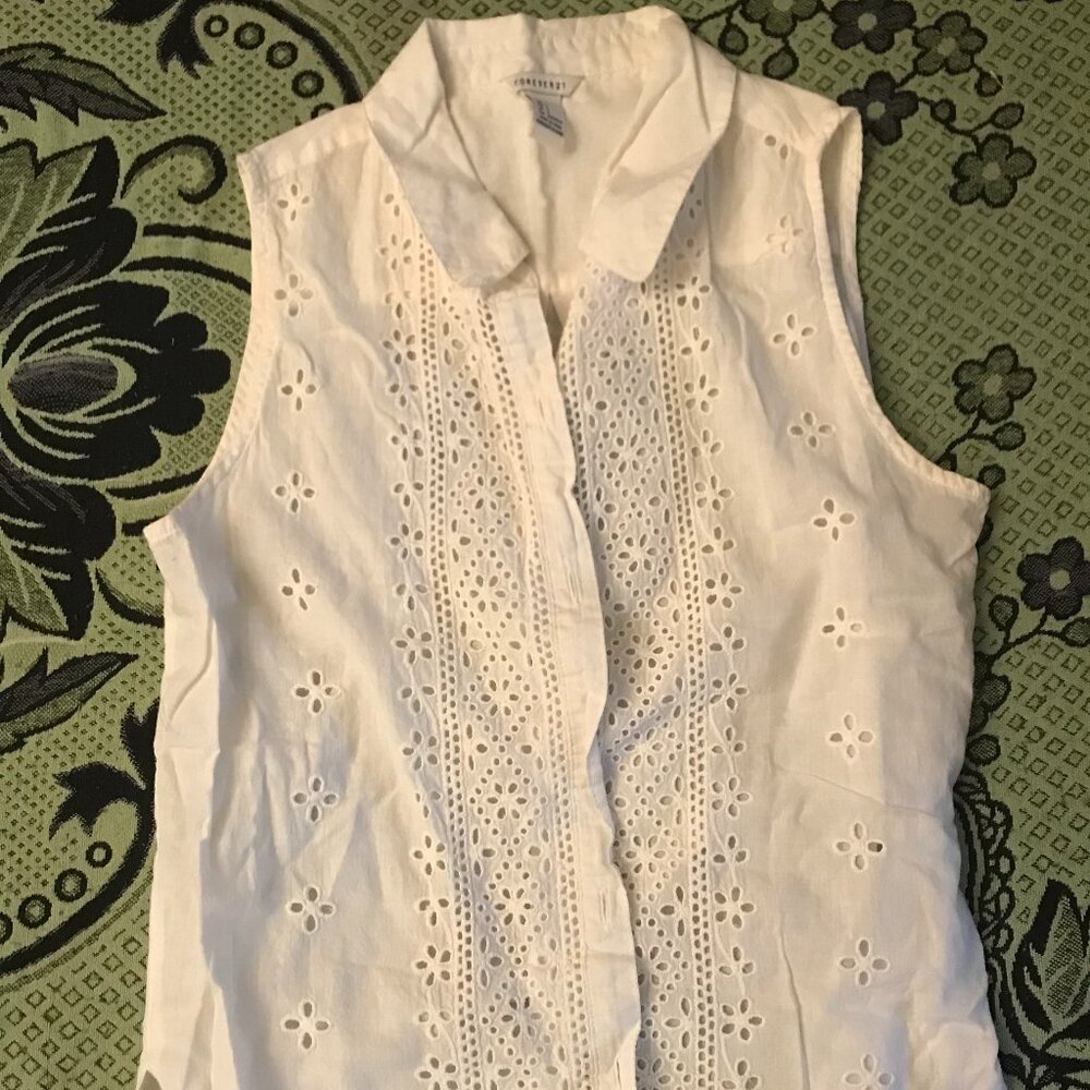 Forever 21 Women's white Lace front Sleeveless Buttons blouse Size Small